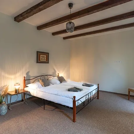 Tarnoca Kuria לינה וארוחת בוקר