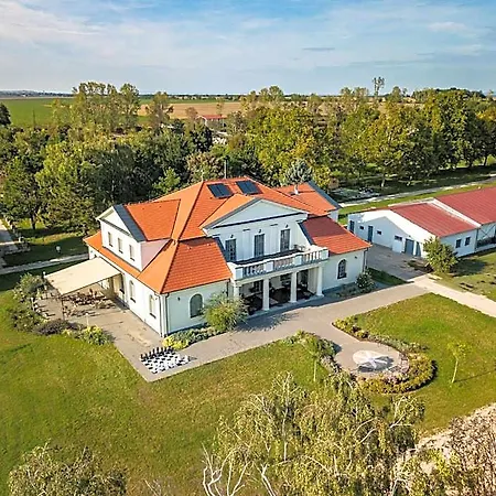 Tarnoca Kuria Bed & Breakfast 4*