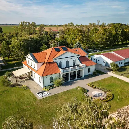 לינה וארוחת בוקר Tarnoca Kuria 3*