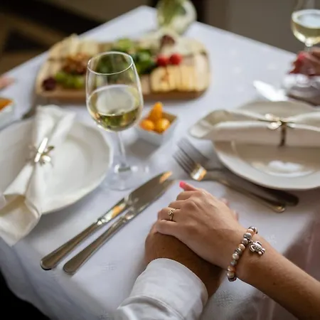 Tarnoca Kuria לינה וארוחת בוקר Soponya